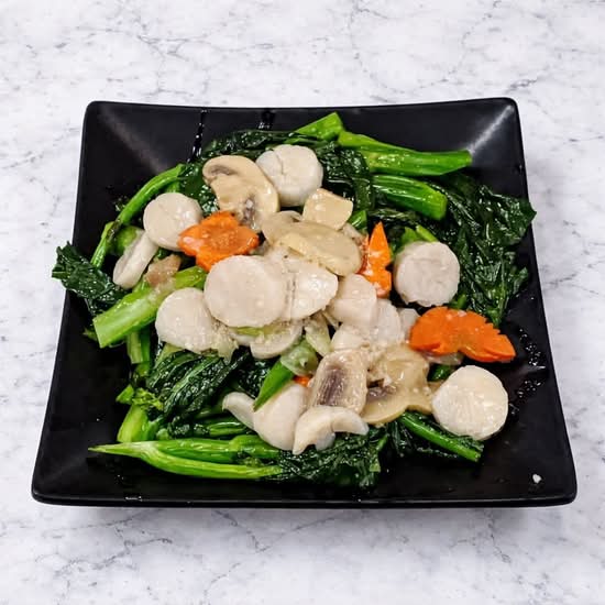 Stir-Fried Scallops with Vegetables (碧绿炒带子)